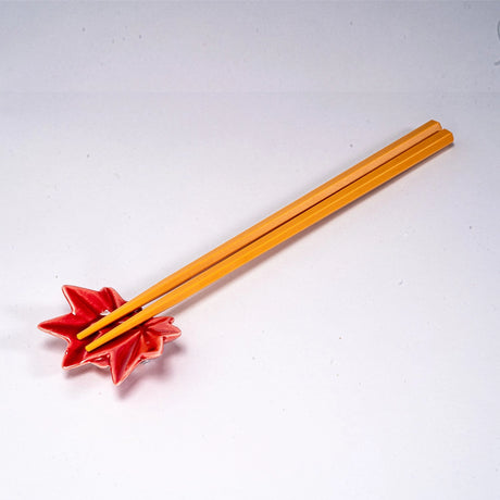 These cute ceramic rests are a perfect stationery addition to your desk! Use them for pens, paint brushes, or take them to your kitchen as a chopstick rest!

Size:2.5"L
Material: Porcelain
Weight: 1.6 oz
Origin: China