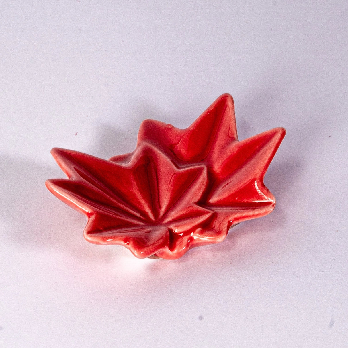 These cute ceramic rests are a perfect stationery addition to your desk! Use them for pens, paint brushes, or take them to your kitchen as a chopstick rest!

Size:2.5"L
Material: Porcelain
Weight: 1.6 oz
Origin: China