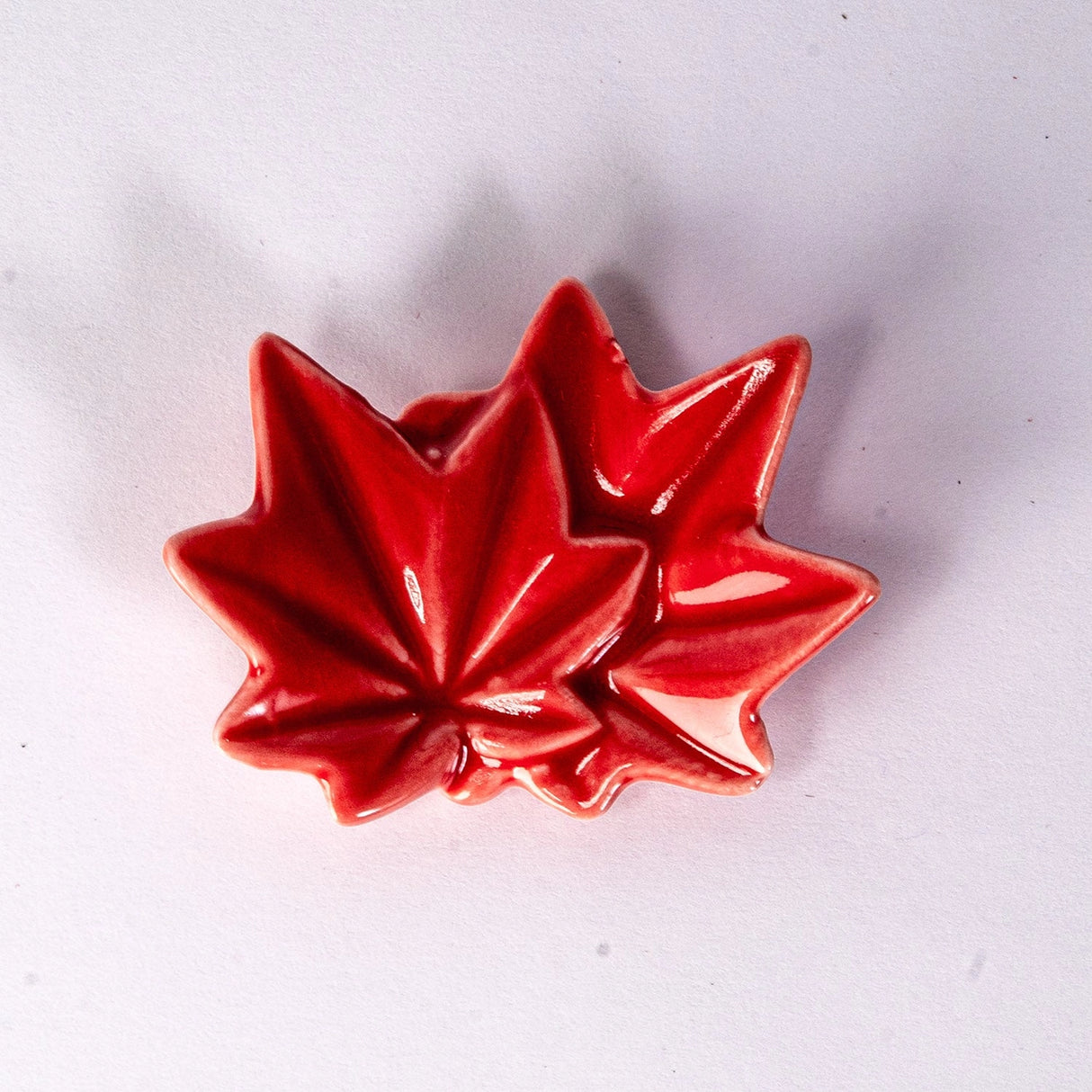 These cute ceramic rests are a perfect stationery addition to your desk! Use them for pens, paint brushes, or take them to your kitchen as a chopstick rest!

Size:2.5"L
Material: Porcelain
Weight: 1.6 oz
Origin: China