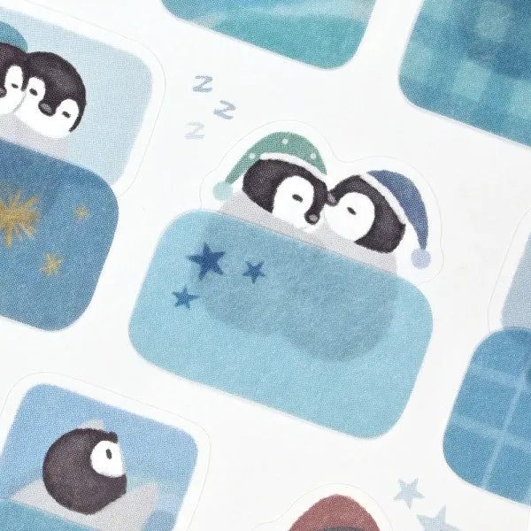 Relaxing Animals Night A series depicting each night of the animals that live leisurely.


This sticker contains two patterns: a cute penguin seal and a futon sticker.
The futon sticker is made of material that can be attached and peeled off, so you can enjoy layering it on the penguin
It is recommended for decorating notebooks.

2 Sheets included
Length 165× width 90mm
Sticker with penguins: Japanese paper masking sticker
&nbsp;Sticker with futon: High-quality paper sticker&nbsp;