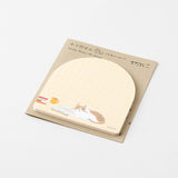 Illustrator Sayo Koizumi, who is a true cat lover, has created a cute illustration of a cat with a soft atmosphere and an arch-shaped die-cut finish. The graph border is thinly laid out, so it is easy to write plenty of notes and messages.

You can use it as a memo in the margins of your notebook, or add it to a small everyday scene such as a gift or a message at work, it will be a wonderful message.

It is made of glue that does not curl up when peeled off and sticks firmly. The two-fold mount is easy to c