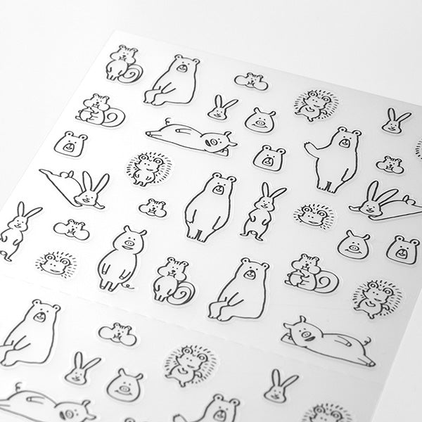 The "Talking Forest Animal Pattern" is a slightly surreal design featuring forest animals such as bears and rabbits drawn with a loose touch. You can express your mood of the day with the unique expressions of the cute forest animals.