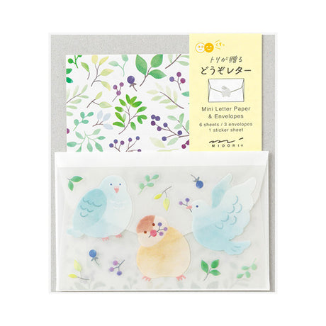 This letter paper design features green leaves and nuts, creating a calm atmosphere that suits any recipient. On the writing side of stationery, the figure of a tori searching for nuts is depicted.
Stickers featuring adorable birds holding nuts will warm you up and feel comforted