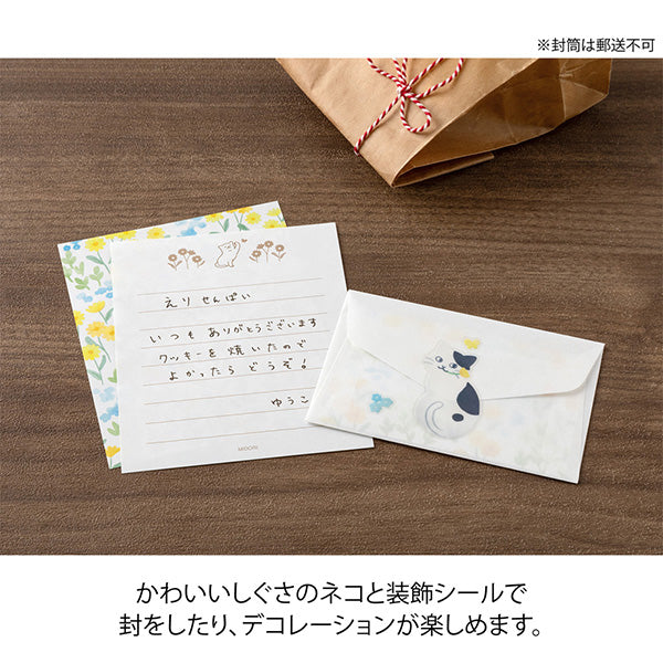 A refreshing stationery design featuring yellow and light blue flowers. On the writing side of the stationery, you can see a cat playing with butterflies in a flower garden.
Stickers adorned with cat gestures like holding flowers in its mouth or giving an upward glance are soothing