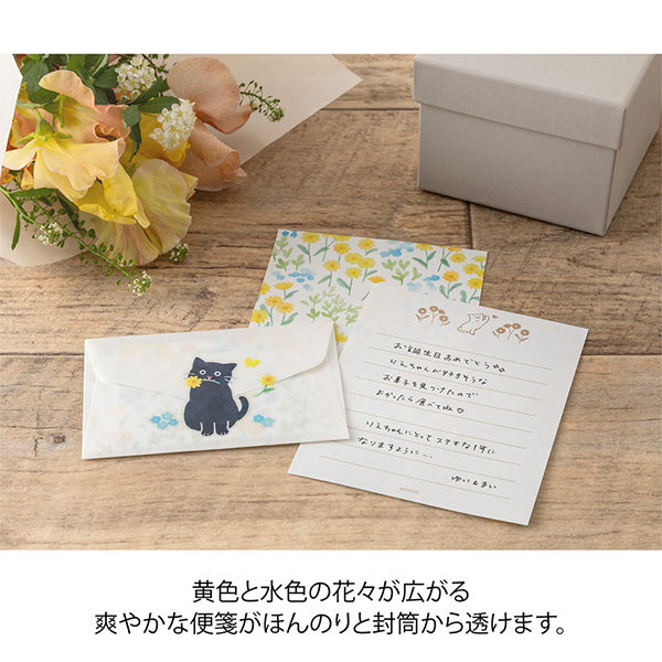 A refreshing stationery design featuring yellow and light blue flowers. On the writing side of the stationery, you can see a cat playing with butterflies in a flower garden.
Stickers adorned with cat gestures like holding flowers in its mouth or giving an upward glance are soothing