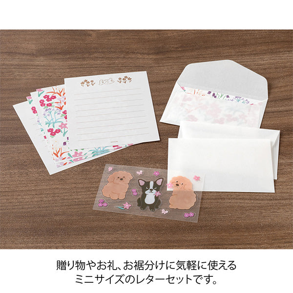 A happy letter paper design featuring vibrant pink flowers blooming profusely. On the writing side of the stationery, there is a picture of a poodle playing in a flower garden.
The charming gestures of French Bulldog and Poodle stickers are heartwarming. ♪ The stickers are removable materials so you can keep them after opening.
