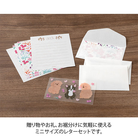 A happy letter paper design featuring vibrant pink flowers blooming profusely. On the writing side of the stationery, there is a picture of a poodle playing in a flower garden.
The charming gestures of French Bulldog and Poodle stickers are heartwarming. ♪ The stickers are removable materials so you can keep them after opening.