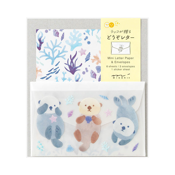 A refreshing stationery design based on blue, sprinkled with sea motifs such as coral, shells, and seaweed. On the writing side of the stationery, an otter's image is depicted floating comfortably on the sea. The adorable sea otter's sticker holding a shell or making a cute upward glance will make your cheeks soften