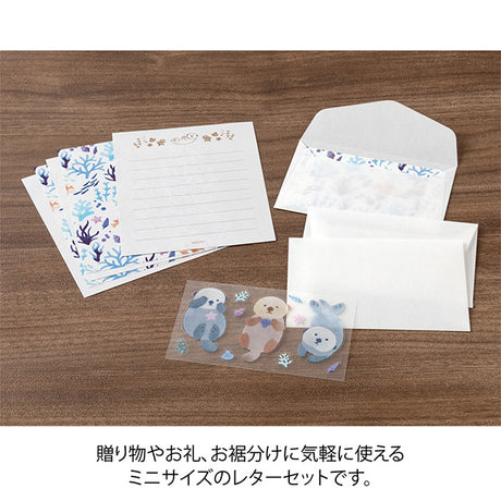 A refreshing stationery design based on blue, sprinkled with sea motifs such as coral, shells, and seaweed. On the writing side of the stationery, an otter's image is depicted floating comfortably on the sea. The adorable sea otter's sticker holding a shell or making a cute upward glance will make your cheeks soften