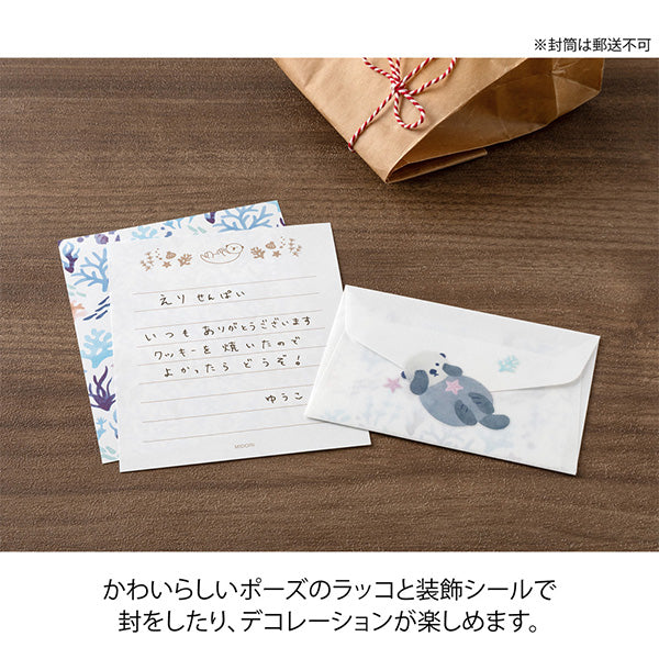 A refreshing stationery design based on blue, sprinkled with sea motifs such as coral, shells, and seaweed. On the writing side of the stationery, an otter's image is depicted floating comfortably on the sea. The adorable sea otter's sticker holding a shell or making a cute upward glance will make your cheeks soften