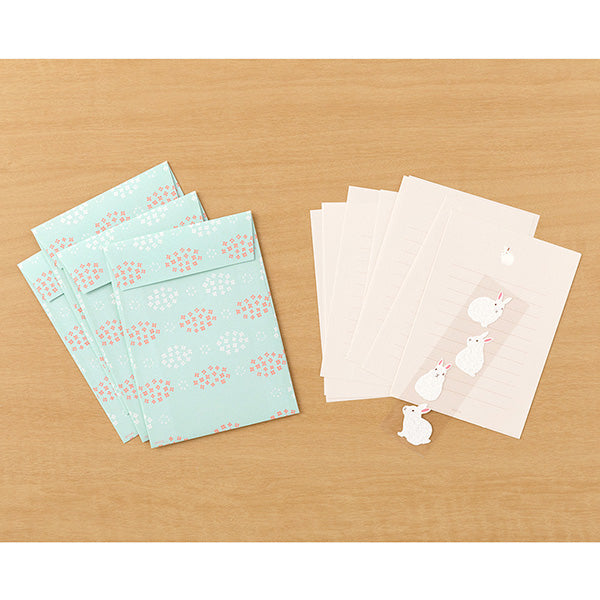 This letter set comes with a fluffy animal sticker. The letter paper is a small size that can be used like a single stroke of paper, and the envelope is conveniently sized to hold photos.
The letter has a moderate length, so it's easy to use for small thank-you letters or letters in everyday life.