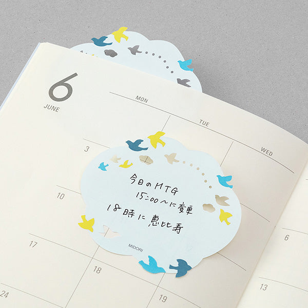 The "Wreath" design features delicate white florals in a wreath. It has a simple and easy-to-write design. If you peek out the die-cut part from a notebook or notebook, you can even use it like a bookmark.&nbsp;

The bottom of the sticker is glued, and when attached, the top floats slightly. The glue part is cut out as little as possible to prevent tearing when flipped.

Includes 20 notes in each package