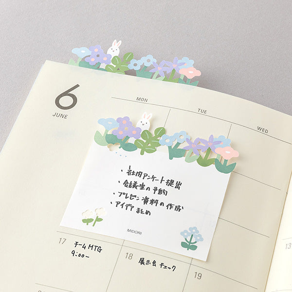The "flower garden pattern" delivers a message with a finely plucked flower garden with a rabbit popping out. The bright and cute color makes it fun to use. If you peek out the die-cut part from a notebook or notebook, you can even use it like a bookmark.

The bottom of the sticker is glued, and when attached, the top floats slightly. The glue part is cut out as little as possible to prevent tearing when flipped.

Includes 20 notes in each package