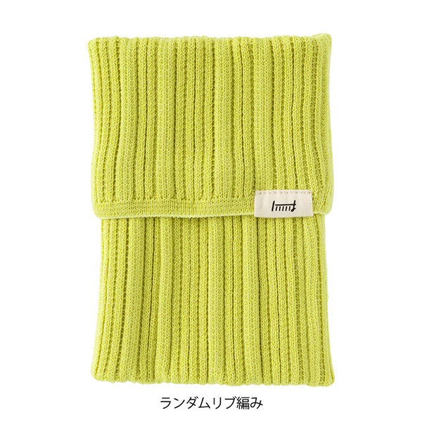 "Techo no Haramaki" is a storage pouch that can be worn with your notebook. The fabric is a durable knit material that stretches well. It can be used as a book band for your notebook, or you can store pens and small items in the pocket.