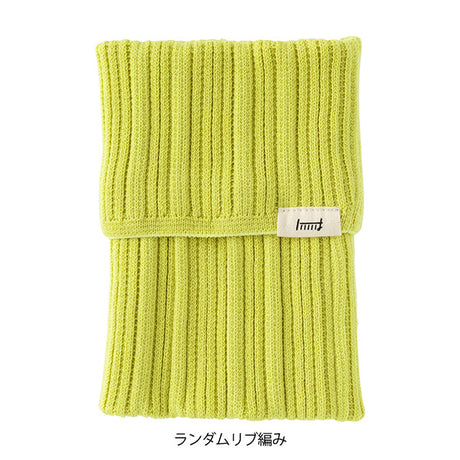 "Techo no Haramaki" is a storage pouch that can be worn with your notebook. The fabric is a durable knit material that stretches well. It can be used as a book band for your notebook, or you can store pens and small items in the pocket.