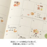 The "Yoyaku Cookie Pattern" is designed to treat monthly blocks as cookie tins, allowing you to enjoy packing cookies with them.