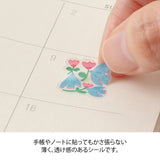 The "Yohaku Floral Pattern" is a design by illustrator Aiko Poole. Put flowers or gifts in the blank spaces of the monthly block pages to make your planner more enjoyable.