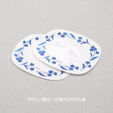 The "blue floral pattern" is an elegant design that resembles a ceramic pattern. The design features watercolor flowers to add an organic touch to your everyday notes.&nbsp;

The sticky notes are made of paper that retains a texture rather than tracing paper, and is faintly transparent.


Includes 24 notes in each package