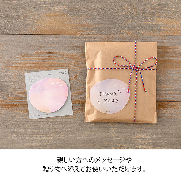 The "sunset pattern" expresses the gradation of the sky at dusk. These sticky notes are a beautiful addition to any journal or daily note.

The sticky notes are made of paper that retains a texture rather than tracing paper, and is faintly transparent.


Includes 24 notes in each package