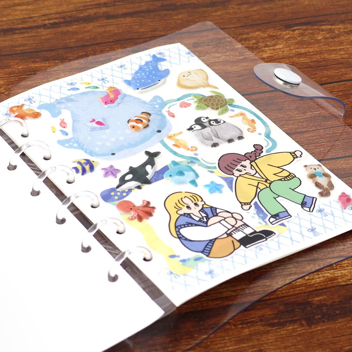 A small three-dimensional sticker is now available!
You can enjoy a miniature-like presence with 6 variations of sweets, animals, girls, and more.

Includes ONE sticker sheet.