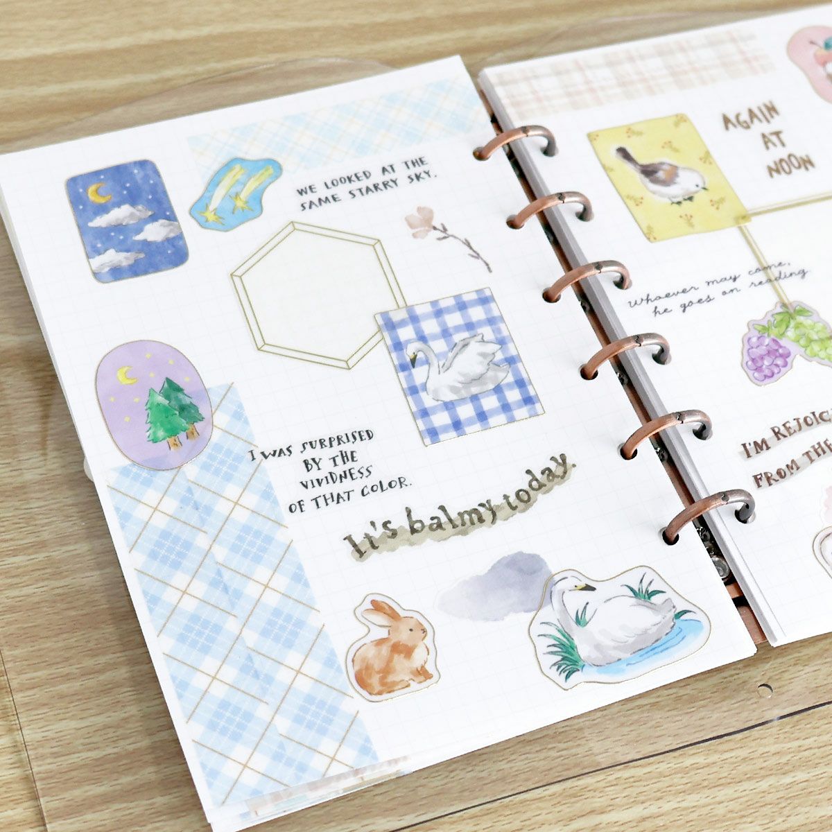 An illustration sticker with the theme of the peaceful daily life of animals is now available!
It features a gold rim around the seal.
Please also pay attention to the sheer piece design.