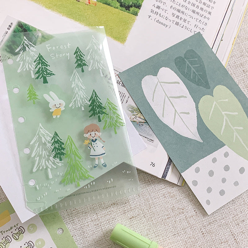Molinta - Forest M5 Loose Leaf Storage Folder

Store all your little vinyl stickers, sticker flakes, memo sheets, and scraps used for journaling in this folder and retrieve it whenever you need conveniently in your binder!

Specifications: 67mmx110mm
Material: Cast PP