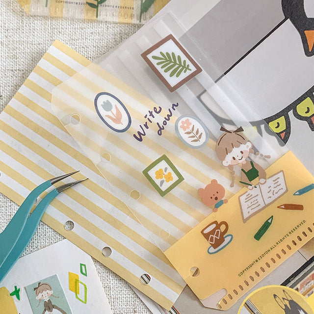 Molinta - Makes a Notebook M5 Loose Leaf Storage Folder

Store all your little vinyl stickers, sticker flakes, memo sheets, and scraps used for journaling in this folder and retrieve it whenever you need conveniently in your binder!

Specifications: 67mmx110mm
Material: Cast PP