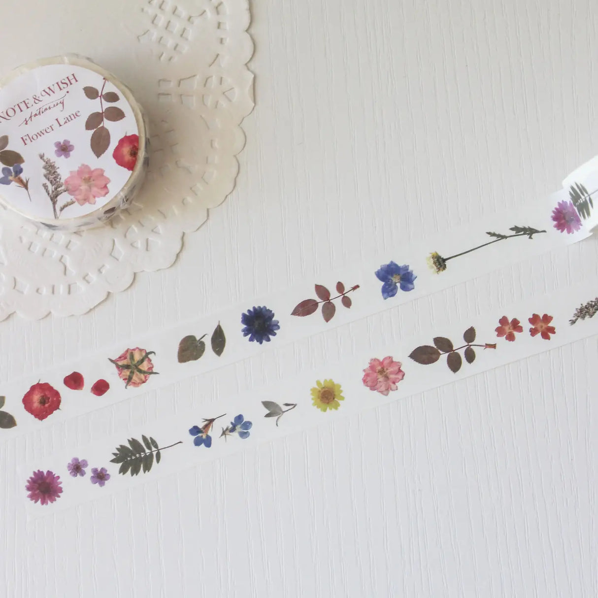 This pressed flower washi tape is designed for journalers, botanical enthusiasts, and stationery lovers drawn to the delicate beauty of real pressed florals. Featuring scanned camellias, delphiniums, blue cardinals, and plum blossoms.

Length: 10m&nbsp;
Width: 15mm