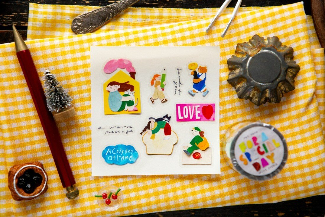 Every special day is made from small, ordinary moments.

Writing a letter, brewing a cup of tea,
a warm little phrase, or an afternoon spent doing nothing—
each one becomes a tiny mark that makes the day feel different.