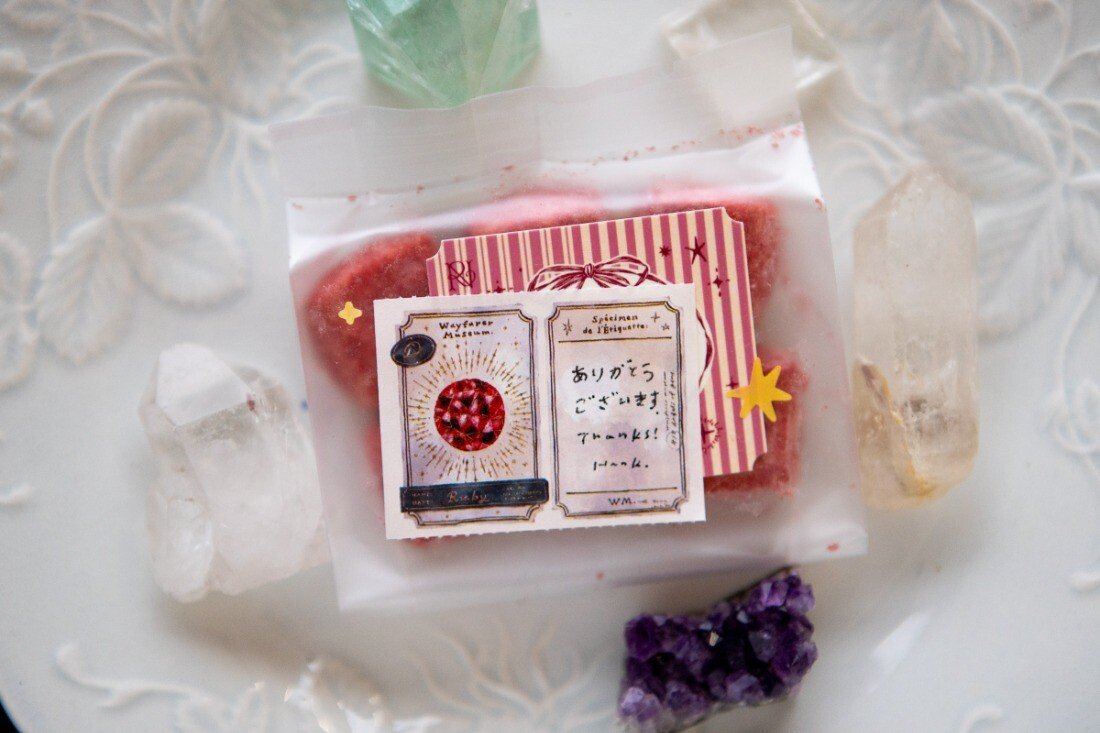 Decorate your pages or gifts with a variety of sticky memos that have a corresponding gem to each of them and a space to write a small message, making it perfect for quick entries or gift giving. Perfect for those who are a fan of crystals.