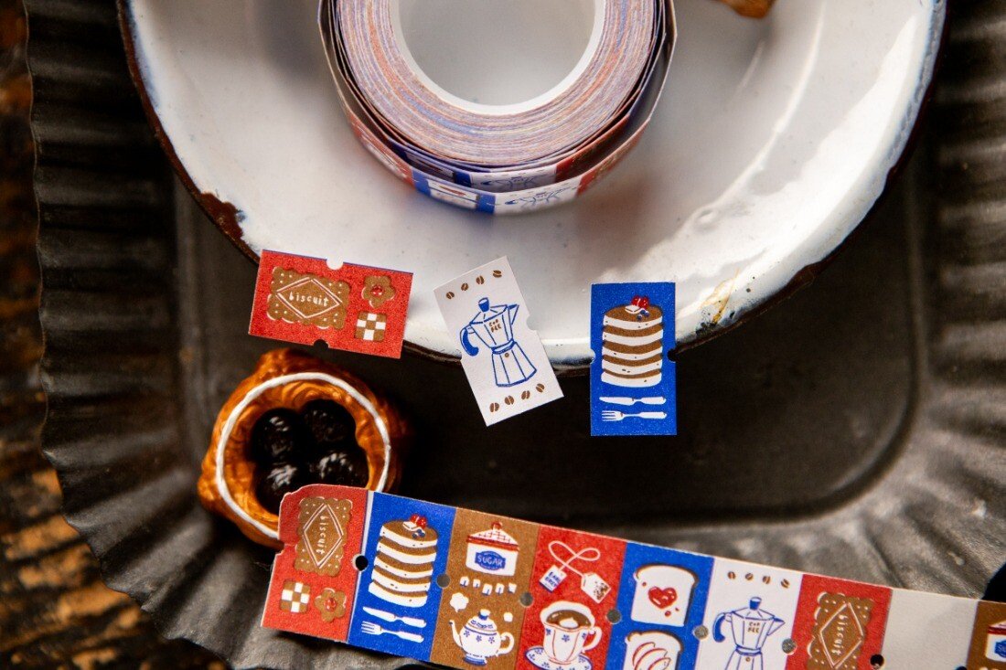 An assortment of stickers with drinks and sweets that pair well together to bring a cozy atmosphere anywhere you place them.

- Label Size 21.5 x 12 mm
- 6 Designs, approx. 500 labels per roll