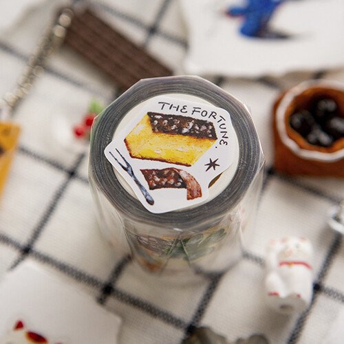 In everyday life,
there are always moments when we wish for a little bit of luck.

Paper cranes for good health, tiny fortune cookies,
a star on a barn door, a four-leaf clover…

The illustrations from this year’s Fortune planner into die-cut PET tapes.