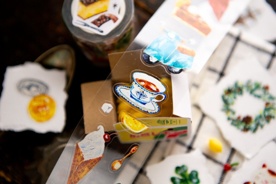 In everyday life,
there are always moments when we wish for a little bit of luck.

Paper cranes for good health, tiny fortune cookies,
a star on a barn door, a four-leaf clover…

The illustrations from this year’s Fortune planner into die-cut PET tapes.