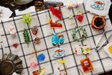 In everyday life,
there are always moments when we wish for a little bit of luck.

Paper cranes for good health, tiny fortune cookies,
a star on a barn door, a four-leaf clover…

The illustrations from this year’s Fortune planner into die-cut PET tapes.