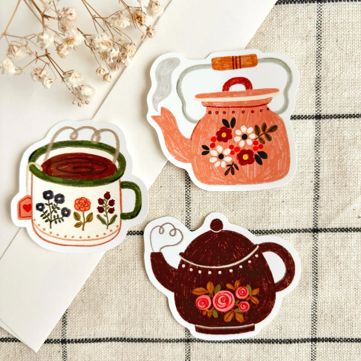 A gentle little treat for tea lovers and slow living souls ☕🌷 This vinyl sticker pack includes three sweet illustrations inspired by warm tea breaks and floral tea pots. Decorate your planner, water bottle or happy mail with these charming designs! Makes a perfect little gift or a thoughtful extra to a present 💌