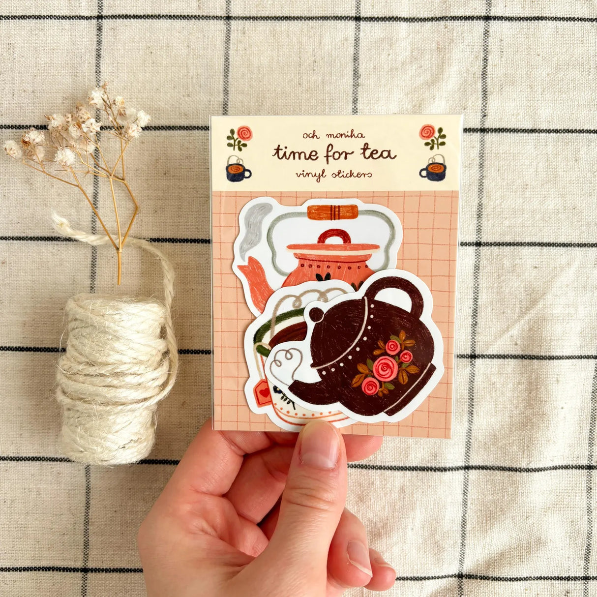 A gentle little treat for tea lovers and slow living souls ☕🌷 This vinyl sticker pack includes three sweet illustrations inspired by warm tea breaks and floral tea pots. Decorate your planner, water bottle or happy mail with these charming designs! Makes a perfect little gift or a thoughtful extra to a present 💌