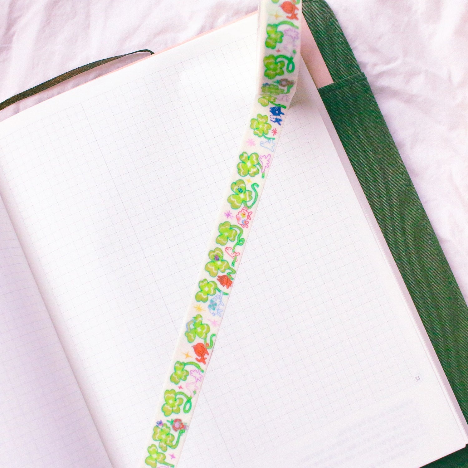 Odd Rabbit - Clover Parade Glitter Washi Tape

15mm x 10m glitter washi tape.

Great for journaling, scrapbooking and sending letters!&nbsp;