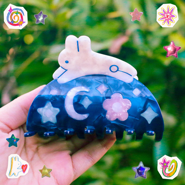 Odd Rabbits - Night Rabbit Hair Claw

'Night Rabbit' Hair Claw. This claw is 3.5 inches long, and made of acetate.

Claws come in a plastic bag. Please message me if you need specialized packaging.&nbsp;