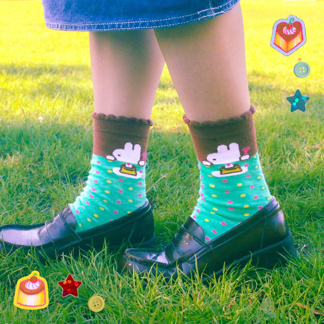 Pudding cotton knit socks. Great way to add some fun to any outfit!

One size ~ fits US women's size 6-11.

Socks come in a plastic sleeve with a paper band.&nbsp;