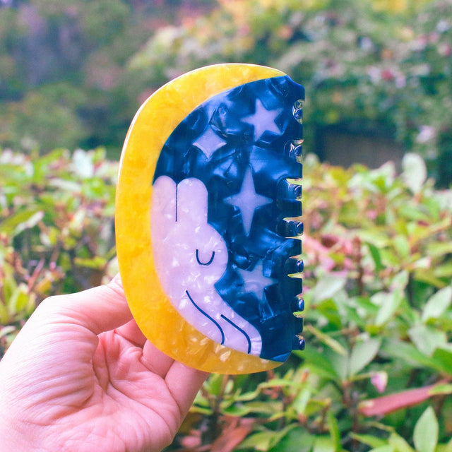 Odd Rabbits - Rabbit On the Moon Hair Claw

'Rabbit on the Moon' Hair Claw featuring a rabbit taking a nap on the moon.

This is a large acetate hair claw, 4.25x2.5 inches.