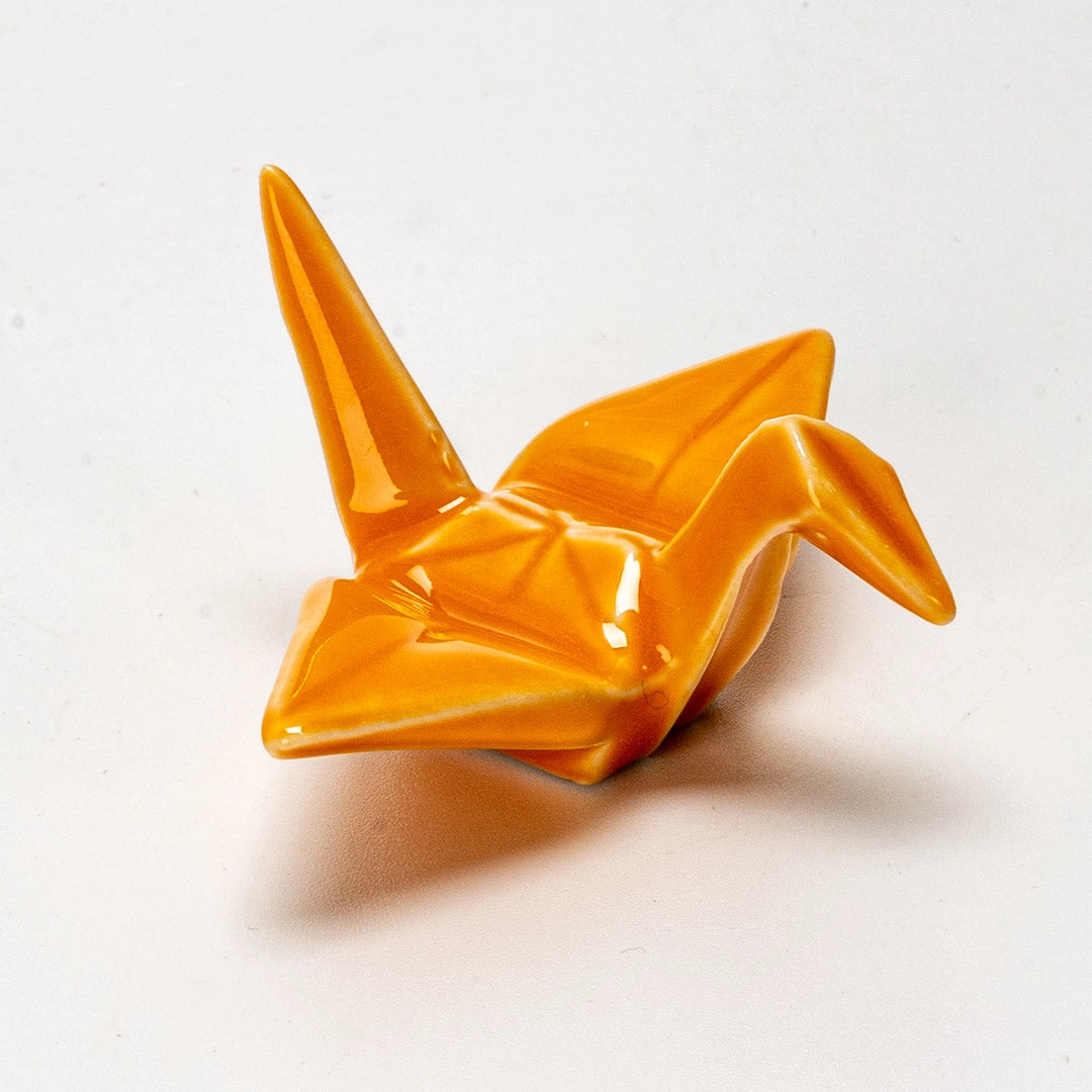 These cute ceramic rests are a perfect stationery addition to your desk! Use them for pens, paint brushes, or take them to your kitchen as a chopstick rest!

Size:2"L
Material: Porcelain