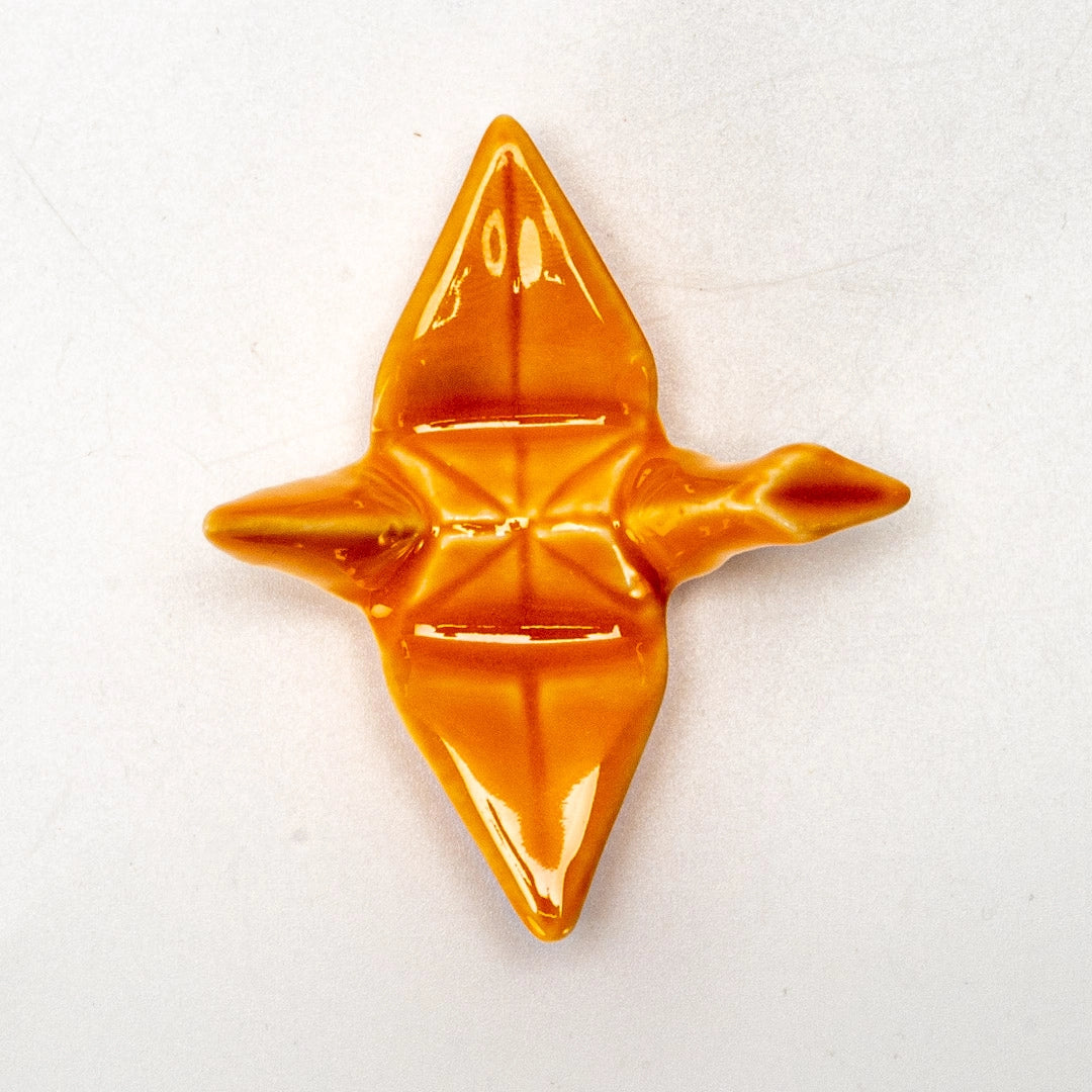 These cute ceramic rests are a perfect stationery addition to your desk! Use them for pens, paint brushes, or take them to your kitchen as a chopstick rest!

Size:2"L
Material: Porcelain