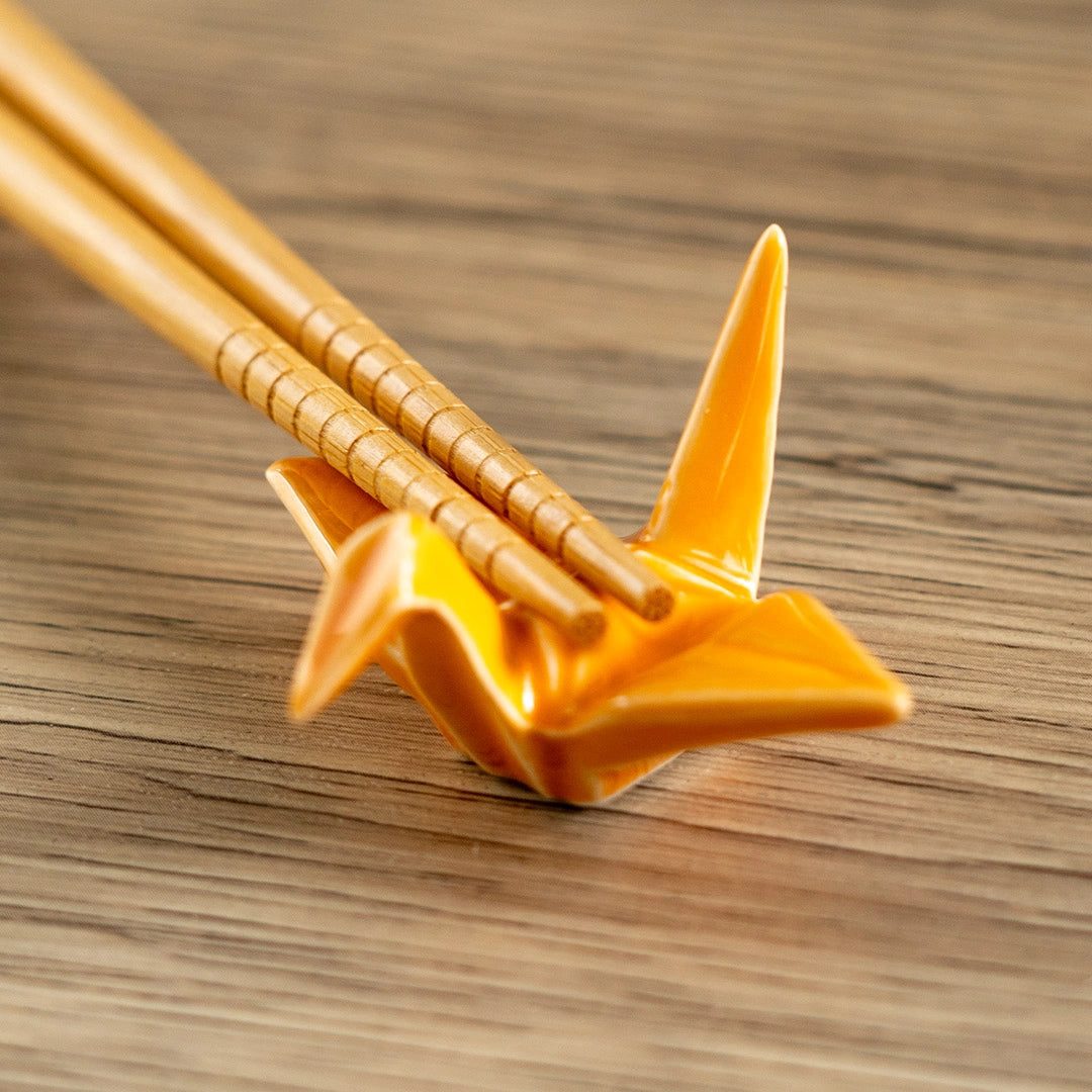 These cute ceramic rests are a perfect stationery addition to your desk! Use them for pens, paint brushes, or take them to your kitchen as a chopstick rest!

Size:2"L
Material: Porcelain