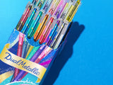 The Dual Metallic is a playful ballpoint pen with two sparkles in one line.
Because the ink and glitter colors are different, they produce colors that can be seen depending on the angle of light and the color of the background.
White paper has a delicate shimmer, and black paper has a deep, fantastic brilliance. With just one pen, you can create a variety of expressions that attract the viewer's heart.

It is finished in a set case made of paper material with a glittering hologram finish. Inside the case, t