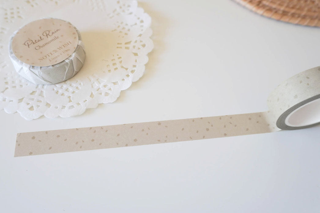 Cinta washi con diseño de manzanilla y lluvia de pétalos