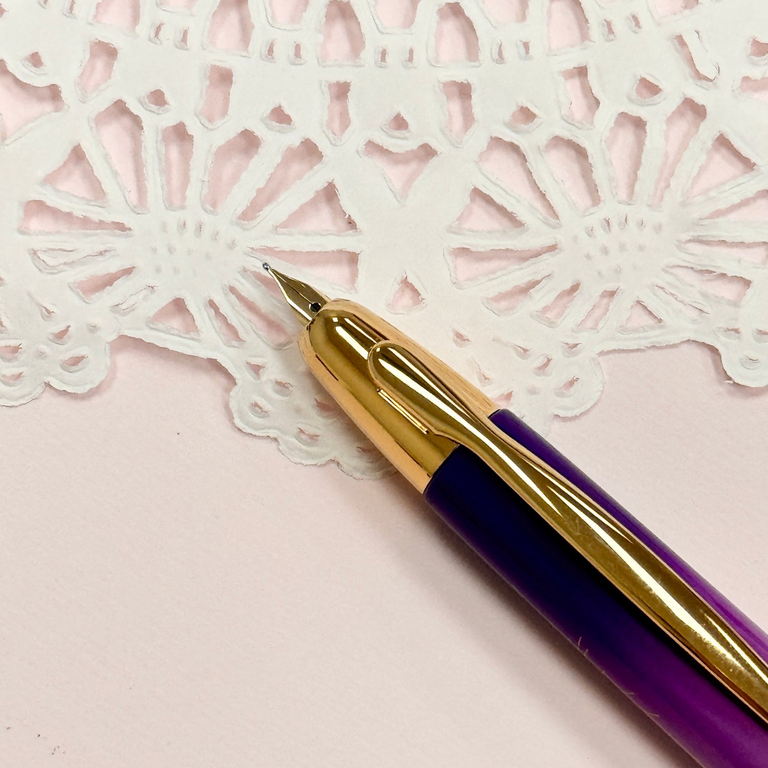 For 35 years, Kin Chi has been part of countless writing moments, each stroke as soft as moonlight and as fluid as starlight.

To honor this milestone, Kin Chi introduces the 35th‑anniversary Pilot Capless Starry Moon. Its pink‑to‑purple gradient, paired with matte gold moon and star motifs, reflects the quiet brilliance of the night sky and celebrates Kin Chi’s luminous 35‑year journey.