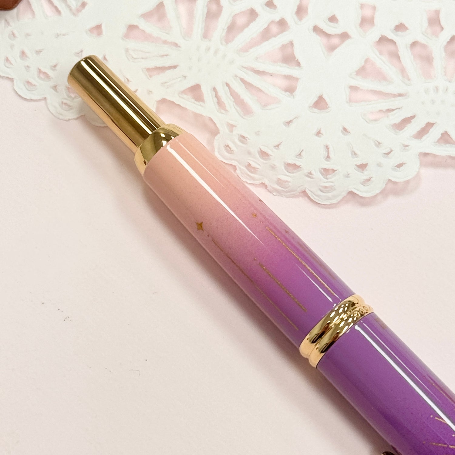 For 35 years, Kin Chi has been part of countless writing moments, each stroke as soft as moonlight and as fluid as starlight.

To honor this milestone, Kin Chi introduces the 35th‑anniversary Pilot Capless Starry Moon. Its pink‑to‑purple gradient, paired with matte gold moon and star motifs, reflects the quiet brilliance of the night sky and celebrates Kin Chi’s luminous 35‑year journey.