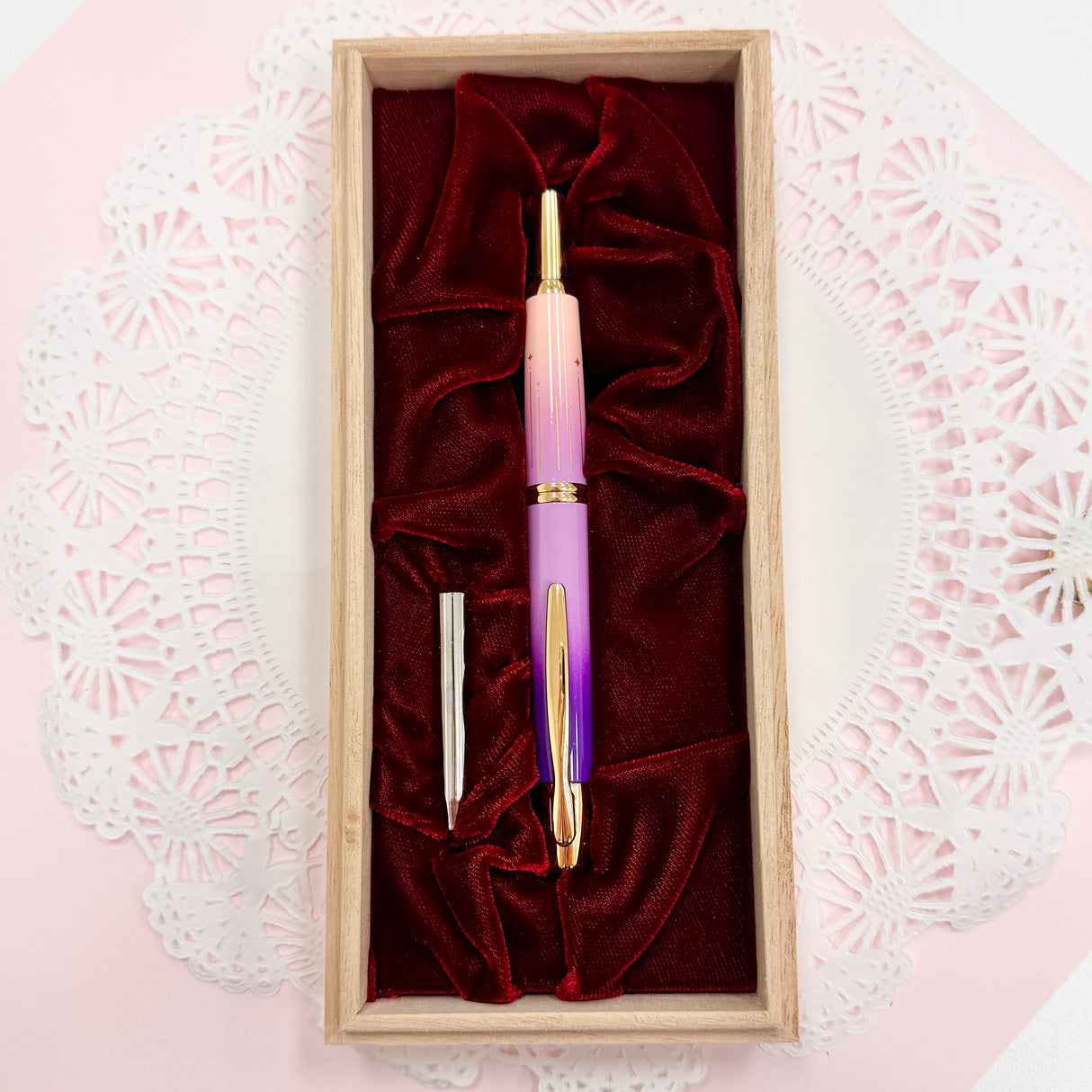 For 35 years, Kin Chi has been part of countless writing moments, each stroke as soft as moonlight and as fluid as starlight.

To honor this milestone, Kin Chi introduces the 35th‑anniversary Pilot Capless Starry Moon. Its pink‑to‑purple gradient, paired with matte gold moon and star motifs, reflects the quiet brilliance of the night sky and celebrates Kin Chi’s luminous 35‑year journey.