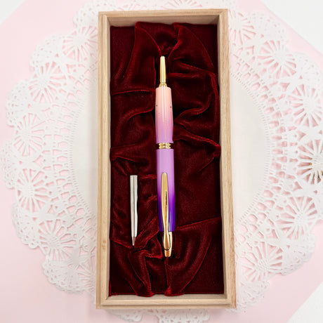 For 35 years, Kin Chi has been part of countless writing moments, each stroke as soft as moonlight and as fluid as starlight.

To honor this milestone, Kin Chi introduces the 35th‑anniversary Pilot Capless Starry Moon. Its pink‑to‑purple gradient, paired with matte gold moon and star motifs, reflects the quiet brilliance of the night sky and celebrates Kin Chi’s luminous 35‑year journey.