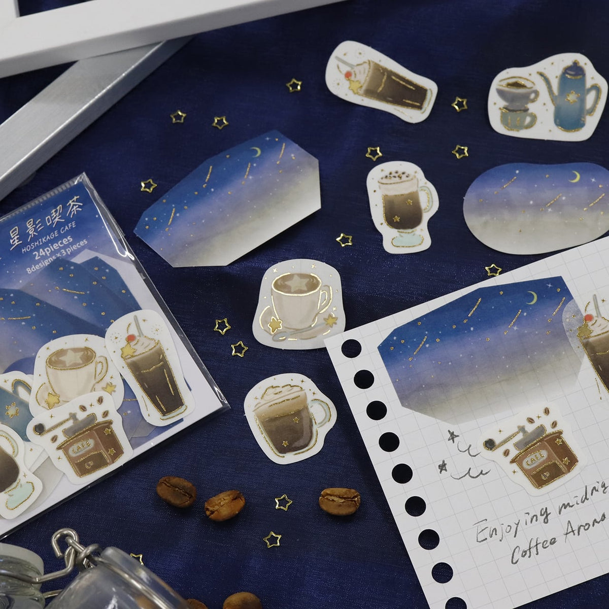 The magical midnight moment created by 'SAIEN ☆ Hoshikage Café ☆ Evening Waiting Soda ☆ Flake Seal' is now available in our online shop! The cute design adds color to your planner or notebook, making special moments even more beautiful.